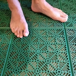 loseta autoventilada anti humedad verde para suelos de baños, piscinas, vestuarios