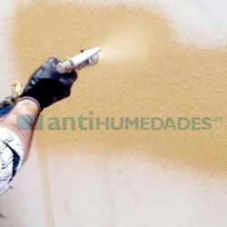 Aplicación de pintura de corcho proyectado con pistola de gotelé