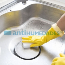 El limpiador Clean-cer limpia en profundidad materiales duros, como acero, vidrio, cristal o cerámica