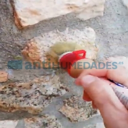 Aplicar Hidrófugo Consolidante Fort Idroless para compactar e hidrofugar paredes de piedra
