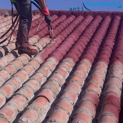 Aplicación de pintura de corcho Sopgal sobre tejado