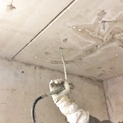 Aplicación Resina Acuorreactiva de poliuretano para sellar las superficies contra las filtraciones de agua