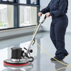Limpieza de suelo con máquina