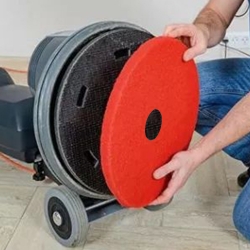 Colocación de disco color rojo en máquina de fregado de suelo