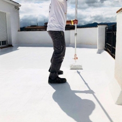 Aplicación de pintura alifática Sopgal a rodillo en terraza