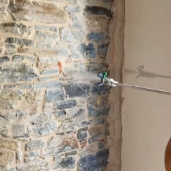 Consolidante hidrofugante Idroless pulverizado en pared de piedra interior