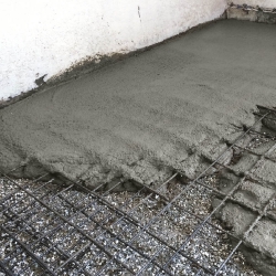 Látex de agarre para mejorar la adherencia de morteros y revoques