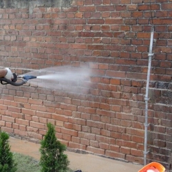 Limpieza de pared con limpiador Idroless pulverizado