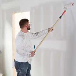 Aplicación a rodillo de imprimación fijadora Idroless antes de pintura de cal