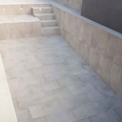 Mortero epoxi para rejuntado en piscina de porcelánico