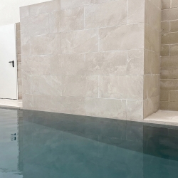Mortero epoxi bicomponente Idroless para rejuntado de piscina porcelánico