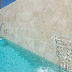 Rejuntado con mortero epoxi en porcelánico de piscina
