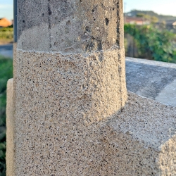 Aplicación pintura efecto piedra polipiedra color piedra país en columna
